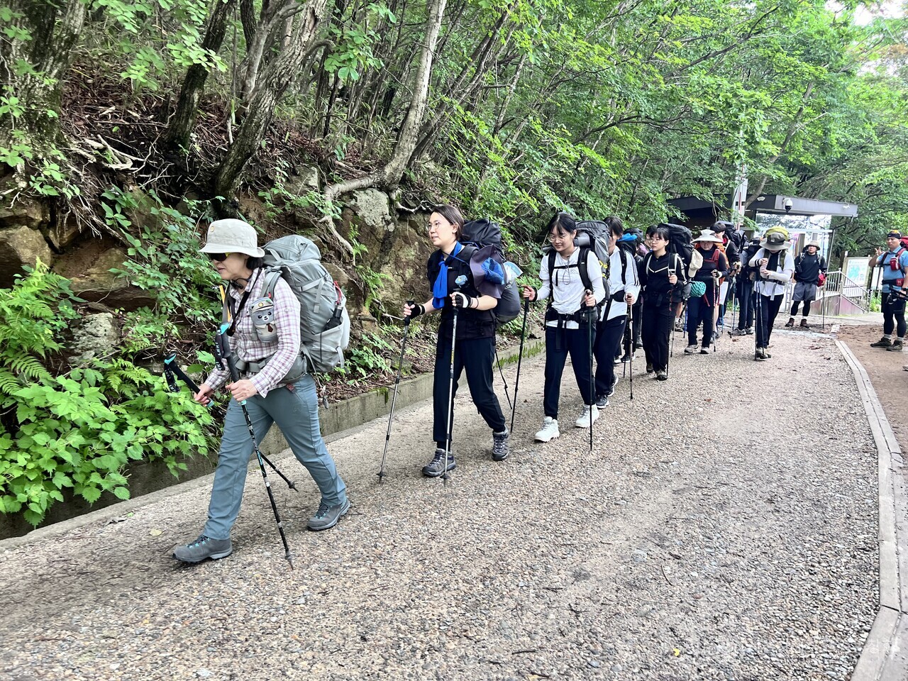 오은선 등반대장이 재학생들과 함께 지리산 종주를 함께 했다.