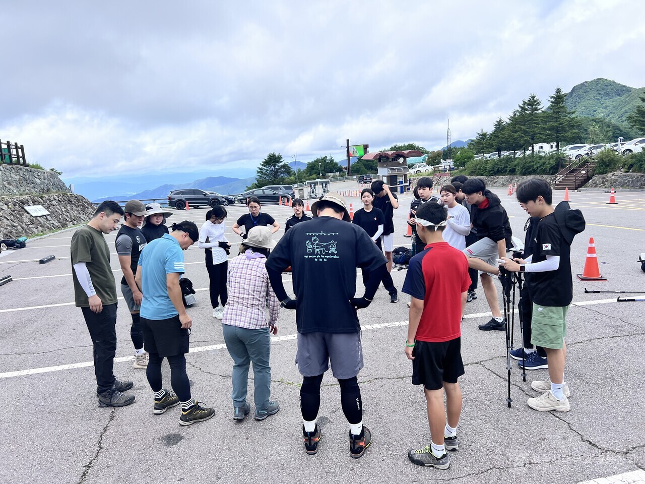 산행에 앞서 몸을 풀기 위해 체조를 하고 있다.