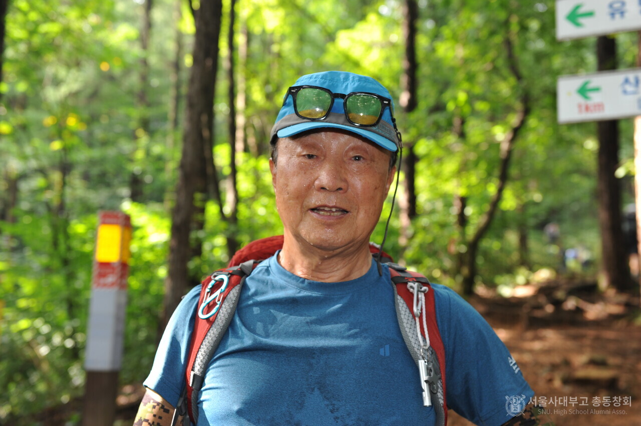재학생들의 산악 교육과 명산 종주 등을 위해 6600만원을 기부한 김윤종(16회) 동문.