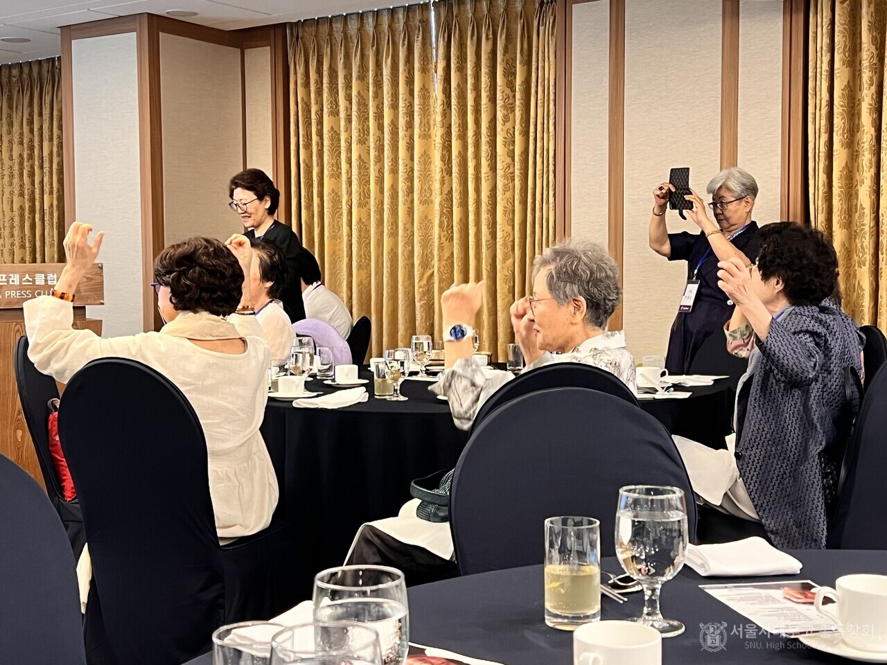 조관일 박사의 강연에 뜨거운 호응을 하는 선녀회 회원들. /사진=조용식