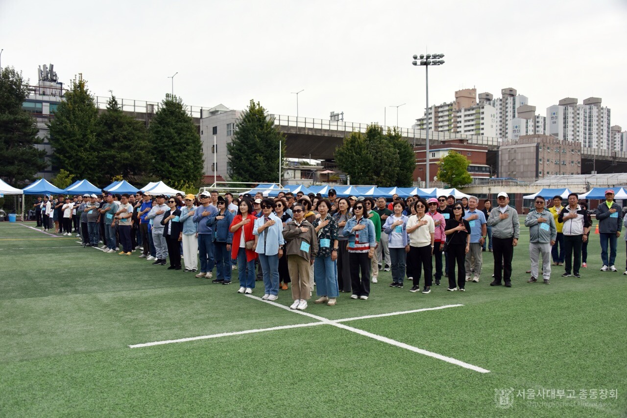 선농가족체육대회 개회식에 참석한 동문이 국기에 대한 경례를 하고 있다. /사진=송원기 동문(30회)
