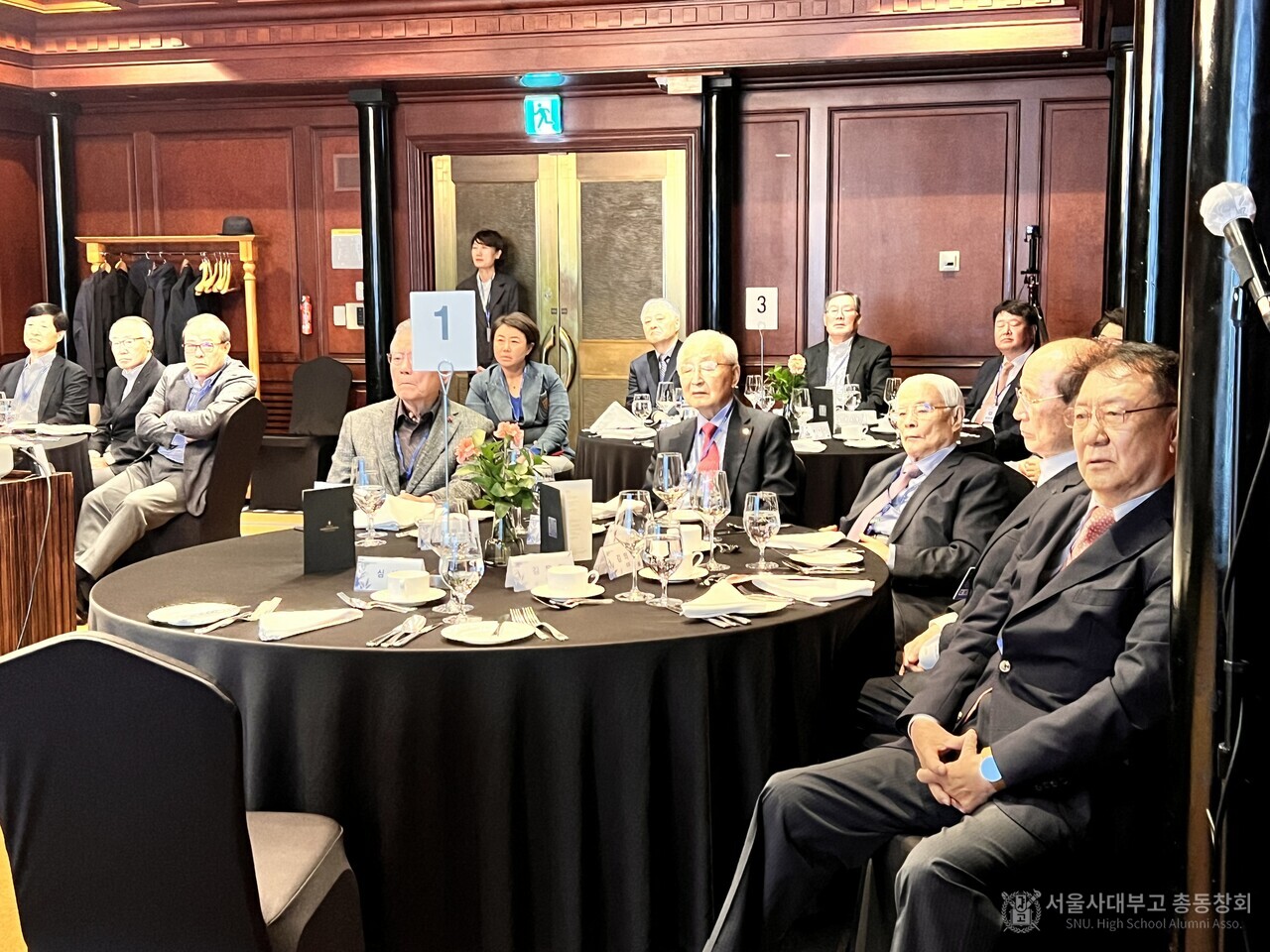 개교 80주년 기념 사업 설명회에 참석한 동문. 사진 오른쪽부터 김무일(13회), 김의재(8회), 목요상(7회), 김충한(7회), 이재원(7회) 동문.