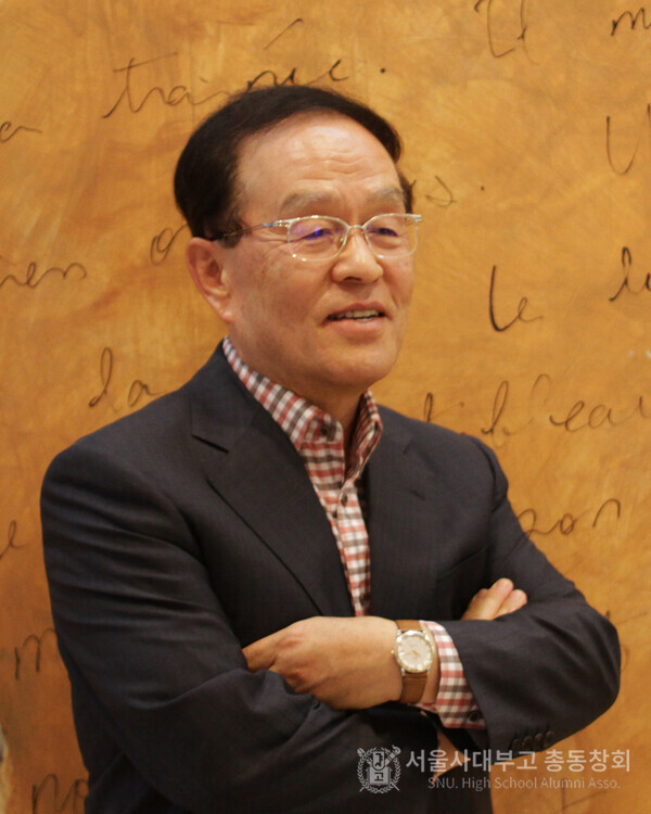 호문익(12회) 동문이 부산지회를 통해 개교 80주년 기념사업 기금 조성으로 1천만원을 기탁했다.